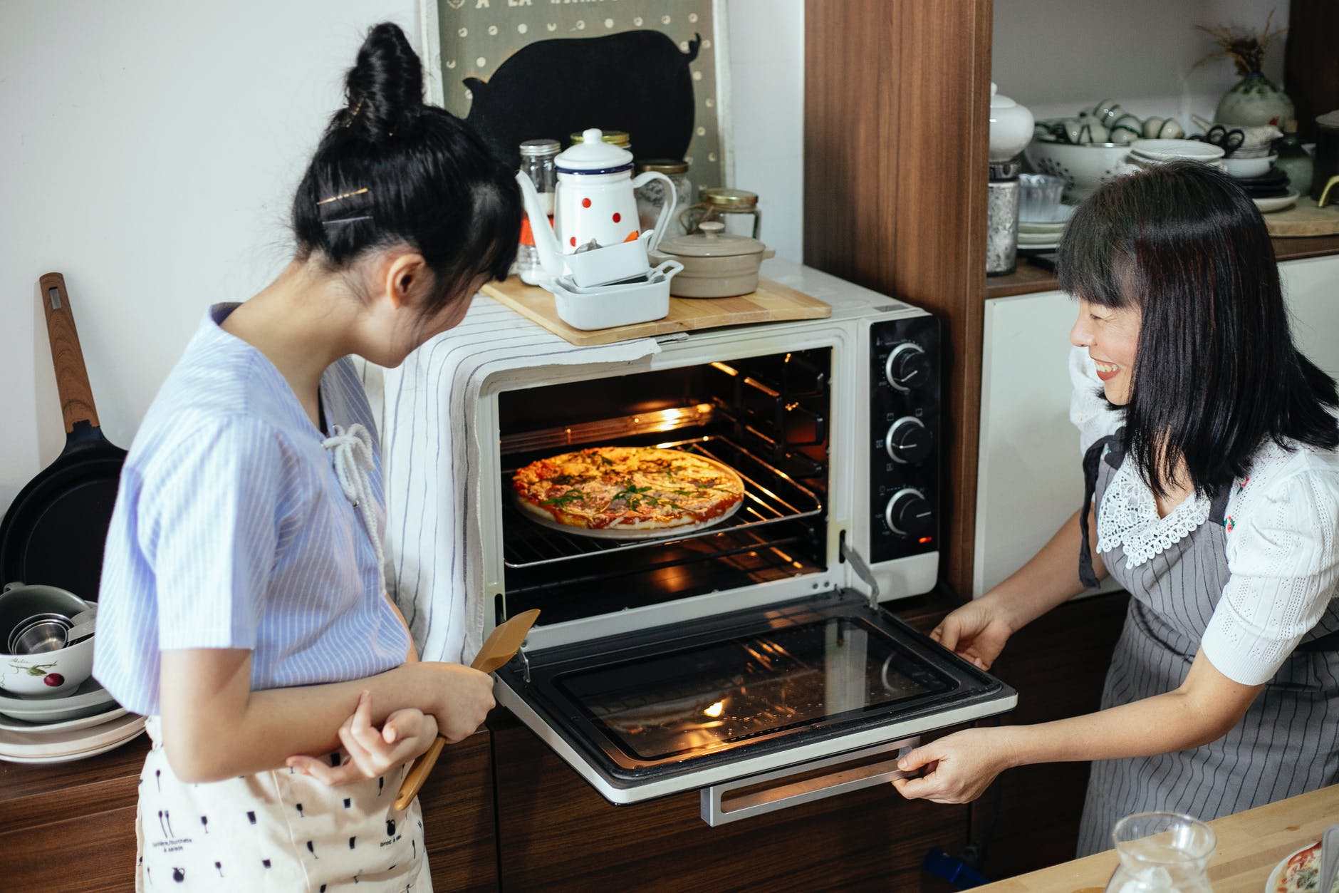 Фото рецепты микроволновка. Woman Cooking in the Kitchen with an Air Fryer.